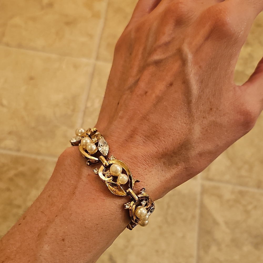 Vintage/Elegant Gold and Pearl Costume Bracelet (3 Small Stones Missing)